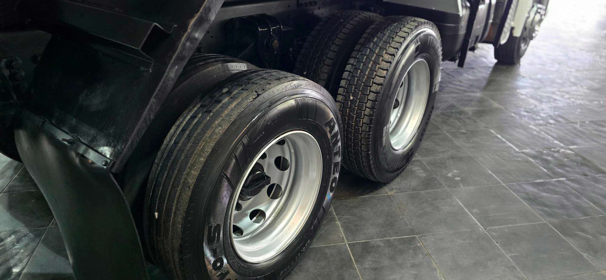 VOLKSWAGEN 24-330 2023 6X2 - Foto 5