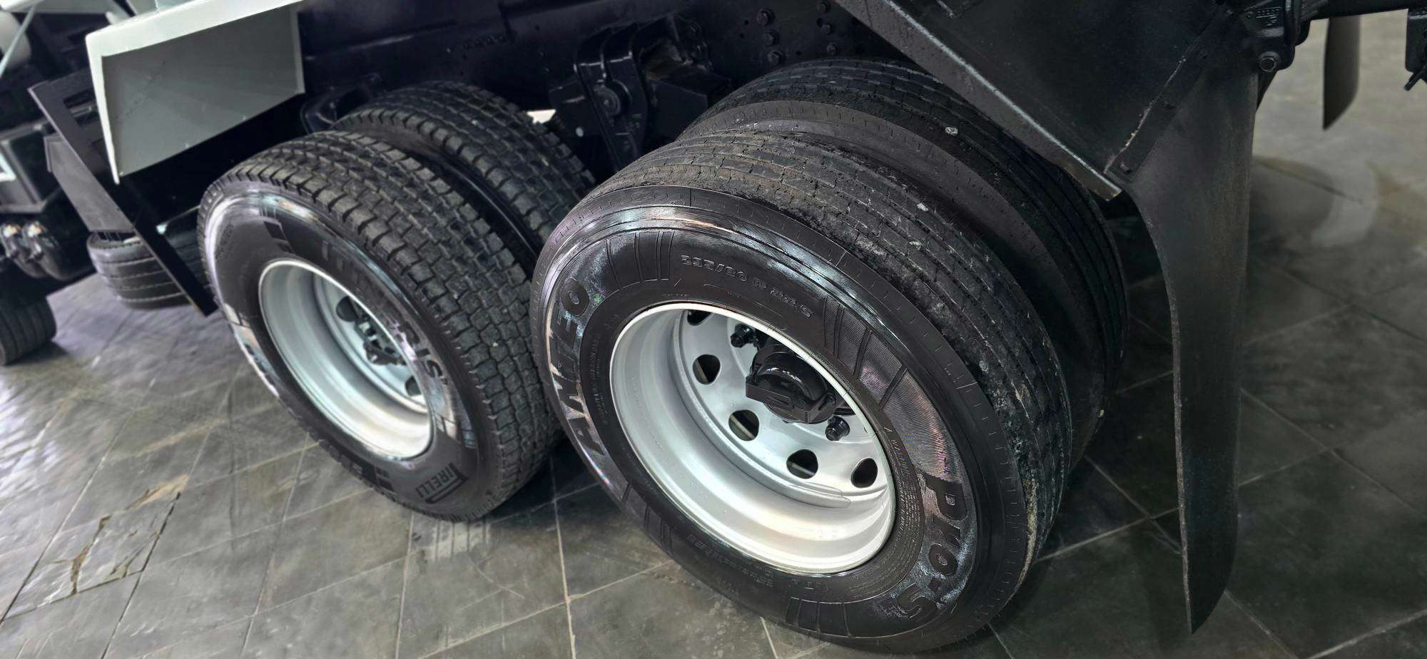 VOLKSWAGEN 24-330 2023 6X2 - Foto 4