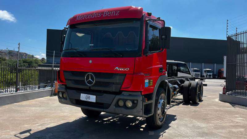 MERCEDES-BENZ ATEGO 2013 6X2 - Foto 1