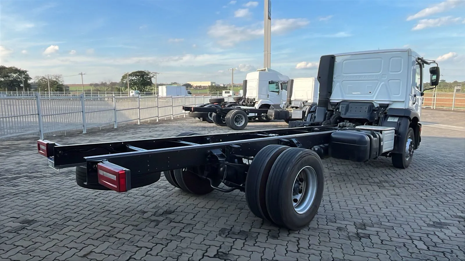 VOLKSWAGEN 17-210 2025 4X2 - Foto 3