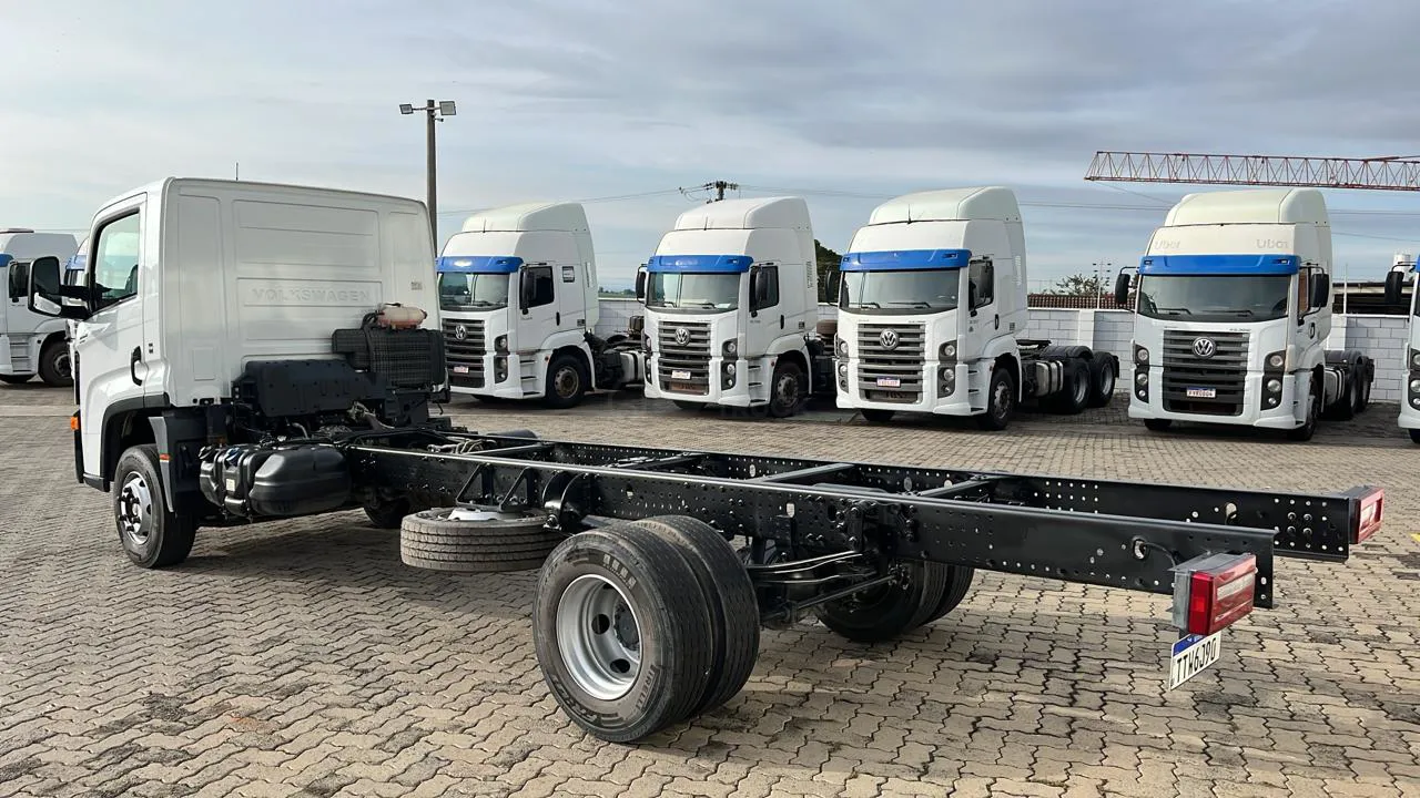 VOLKSWAGEN 11-180 2025 4X2 - Foto 2